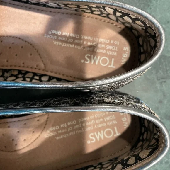 TOMS Print Slip-On Shoes - Picture 5 of 8